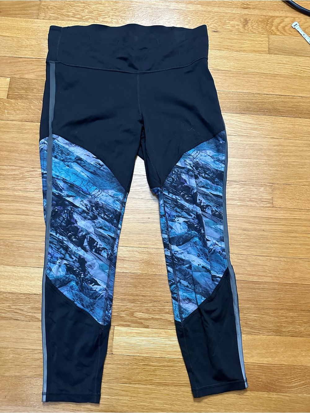 Lululemon Run to Reset Tight Size 12
Black / Frozen Island Multi